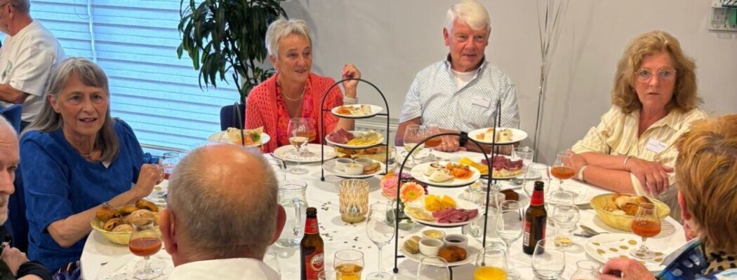 28 gouden echtparen genieten van feestelijke high tea in gemeentehuis Mijdrecht