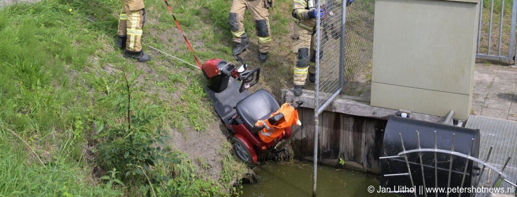 Vrouw met scootmobiel belandt in sloot in Uithoorn, omstander schiet te hulp