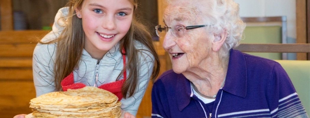 Basisschoolleerlingen vieren Nationale Pannenkoekdag met ouderen bij Het Voordek