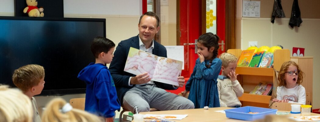 College leest voor tijdens Kinderboekenweek: samen genieten van verhalen