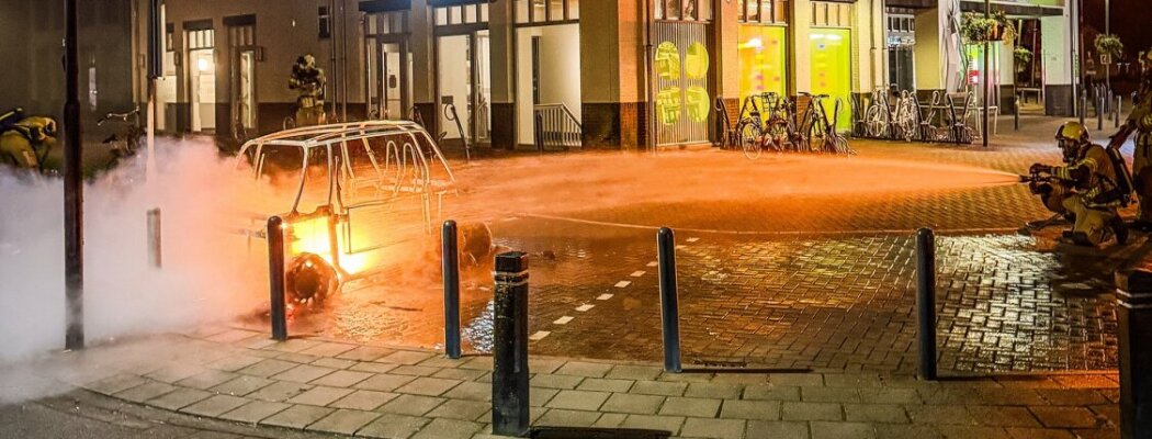 Autobrand op parkeerterrein in Abcoude