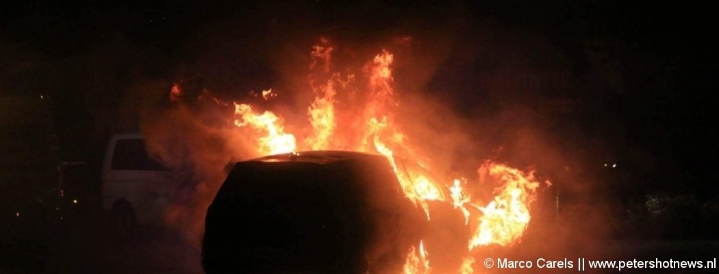 Auto volledig uitgebrand op Middenweg Aalsmeer