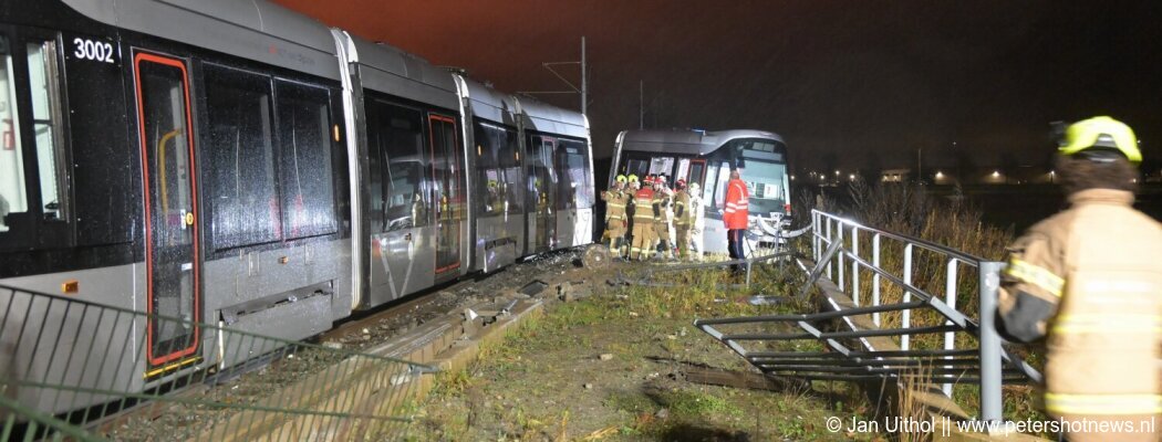 Ernstig ongeluk tussen auto en tram Uithoorn, drie gewonden
