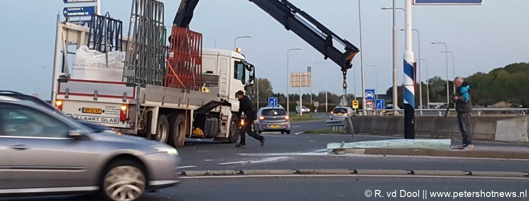Vrachtwagen verliest glasplaten rotonde Zijdelweg Uithoorn