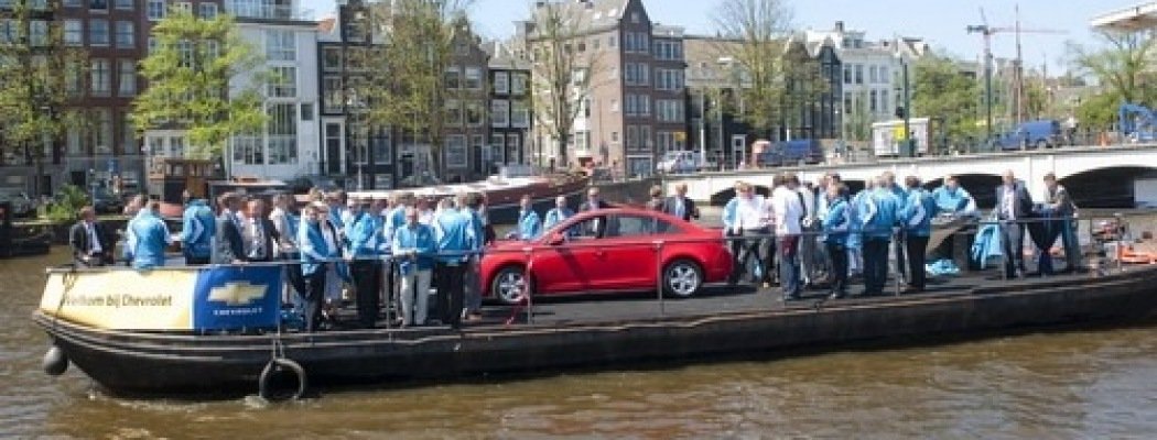 Spectaculaire introductie Chevrolet Cruze door Van Kouwen op de Amsterdamse grachten!