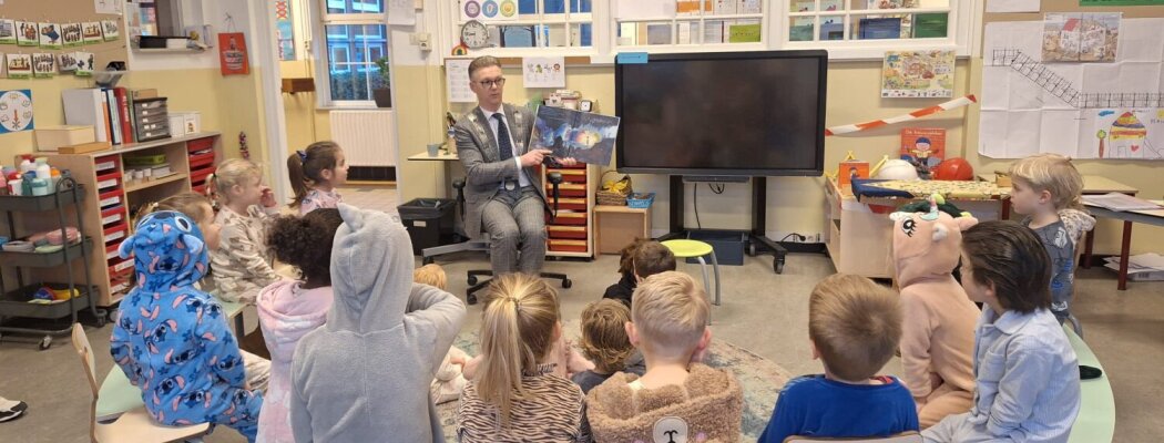 Burgemeester en wethouder lezen voor tijdens Nationale Voorleesdagen