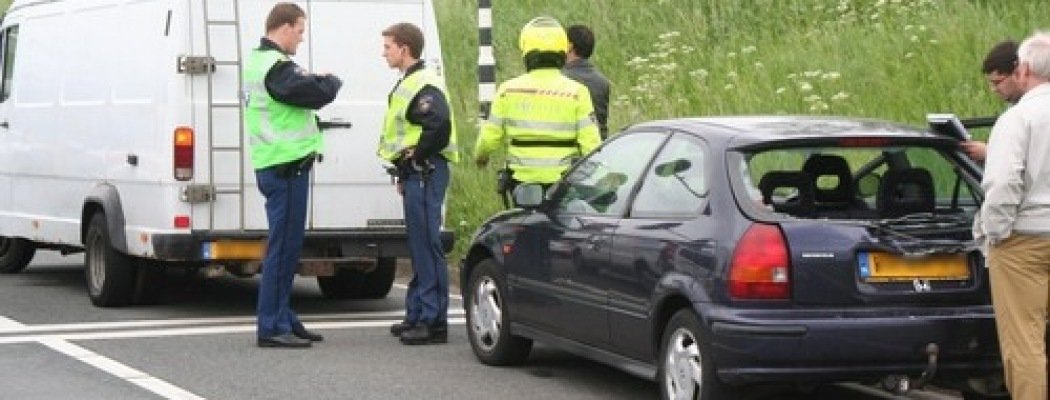 Busje verliest lading bij ongeval N201 Vinkeveen