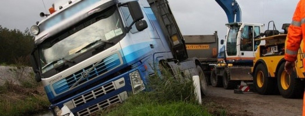 Vrachtwagen verzakt in Vinkeveen