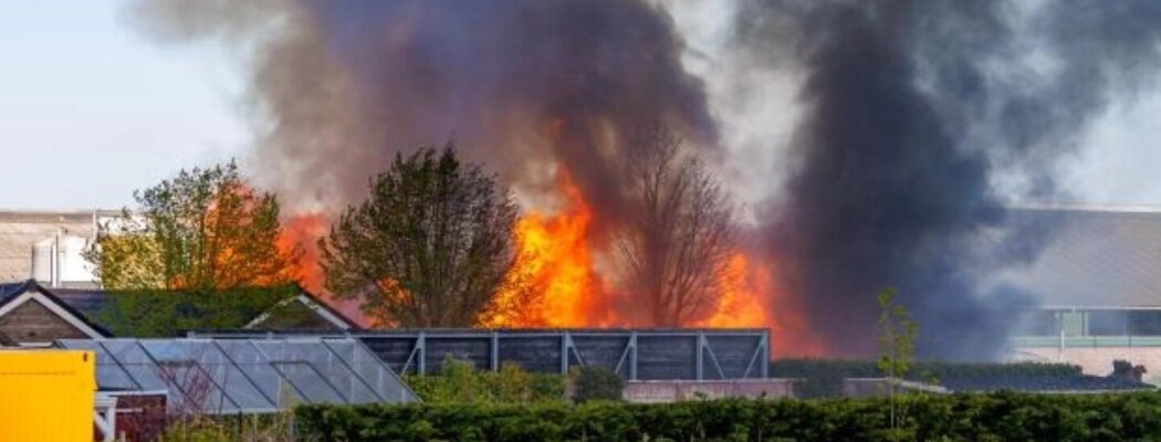 Brandweer van Vinkeveen en Mijdrecht assisteren bij grote brand in Ouderkerk