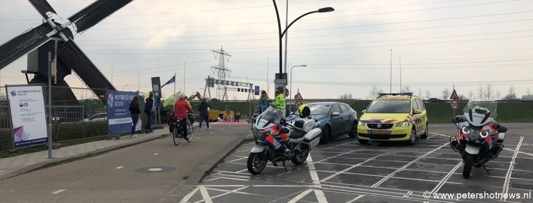 Automobilist schept scooter bij station Breukelen
