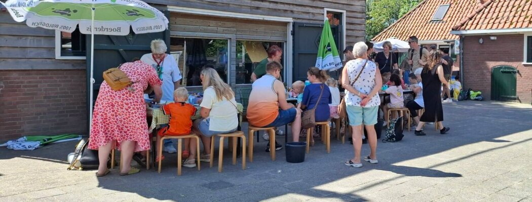 Zoemfestijn op Boerenvreugd trekt jong en oud: honing slingeren, proeven en leren