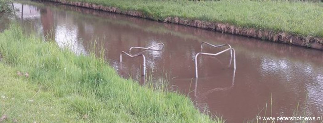 Trampoline het water in gegooid in Vinkeveen