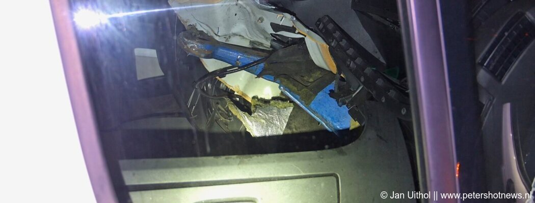 Triangel boort zich anderhalve meter in bestelbus
