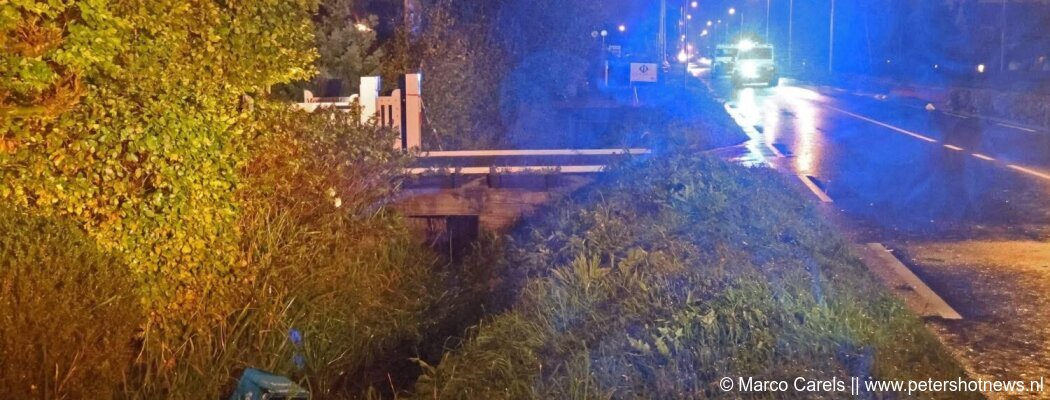 Fietsbezorger te water in Aalsmeer