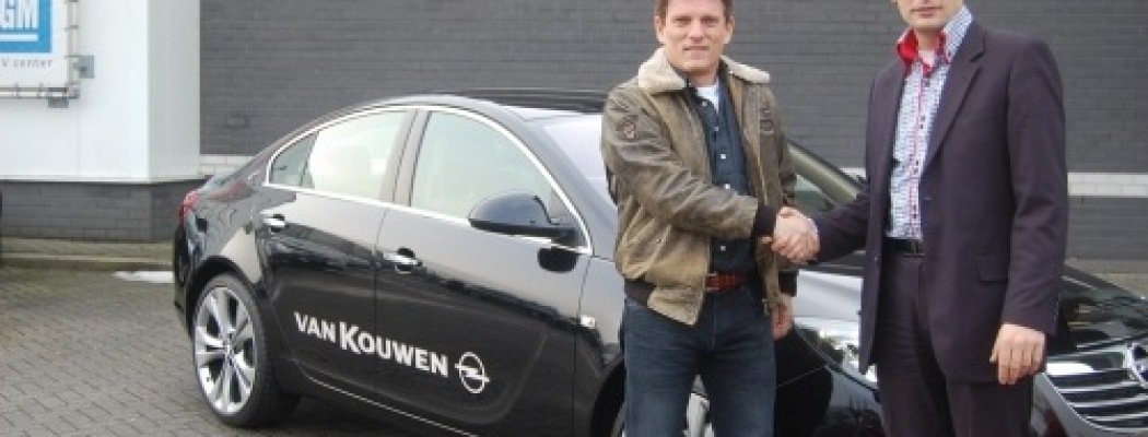 Avital Selinger neemt nieuwe auto in ontvangst bij Van Kouwen