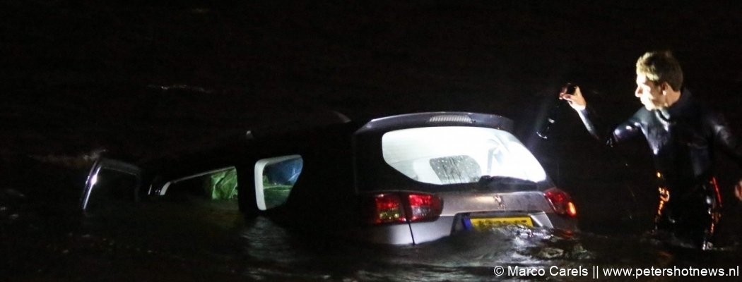 Auto rijdt Westeinderplassen Aalsmeer in, handrem vergeten