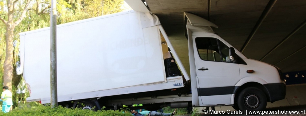 Vrachtwagentje ramt viaduct Hornweg Aalsmeer