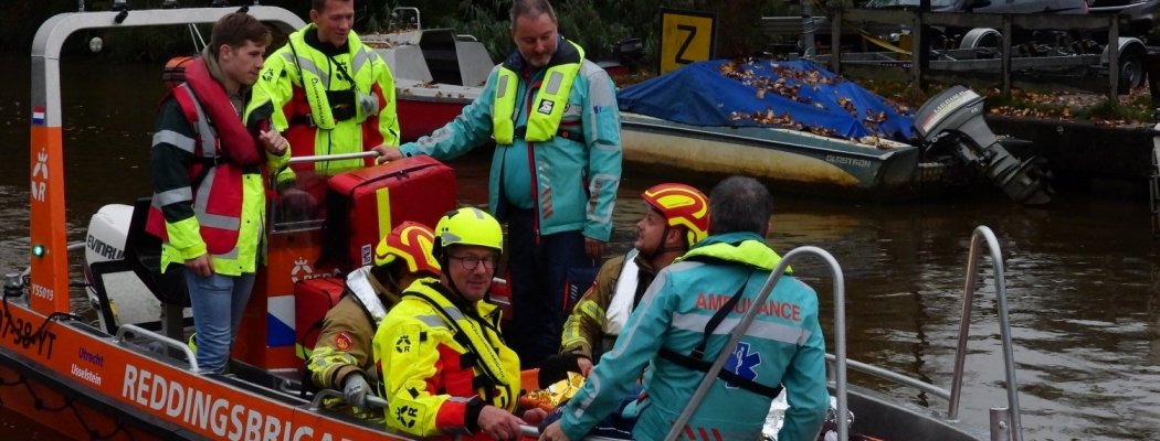 Reddingsbrigade oefent grootschalige hulpverlening bij overstroming Wilnis