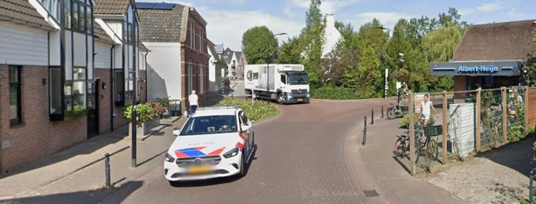 Ongeluk tussen shovel en fietser in Abcoude: wie reed in grijze Mercedes EQS?