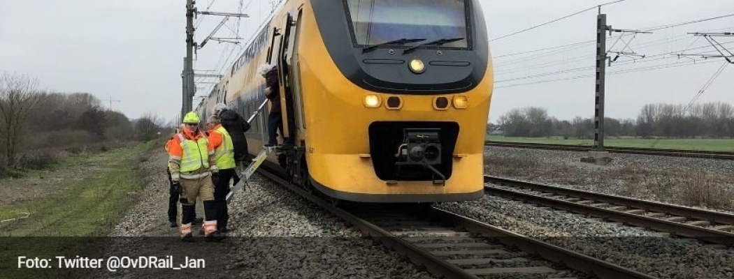 Kapotte trein bij Abcoude; treinreizigers geëvacueerd, vertraging meer dan een uur