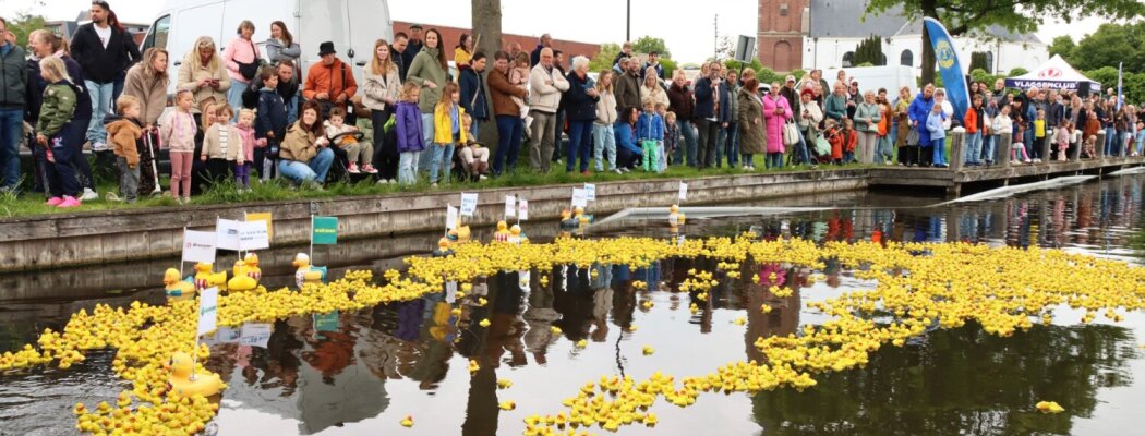 Duizenden badeendjes trotseren wolken én stroming voor Stichting Leergeld