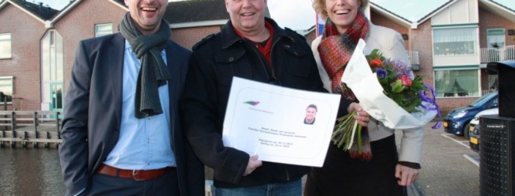 Wethouder Gertjan van der Hoeven feliciteert Henk van Leeuwen met zijn benoeming tot beheerder van de passantenvoorziening aan het Praamplein, Rechts Tabitha van Hove, hoofd wijkbeheer Noord