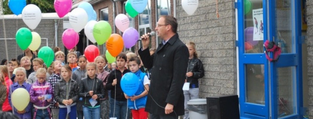Ballonnenactie in Aalsmeer in het kader van Scholen zijn weer begonnen