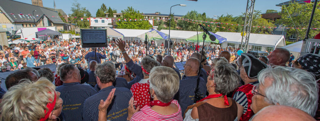 Shantyfestivalfeest op het plein in Vinkeveen
