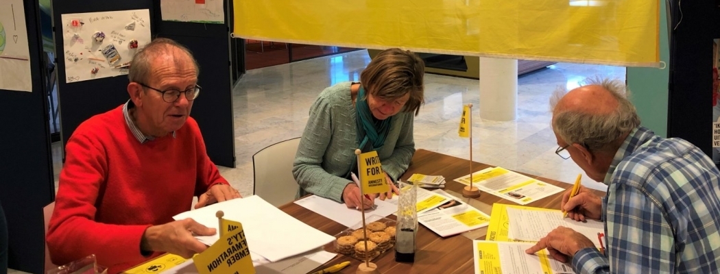 Write for Rights schrijfmarathon in hal gemeentehuis levert 117 brieven op