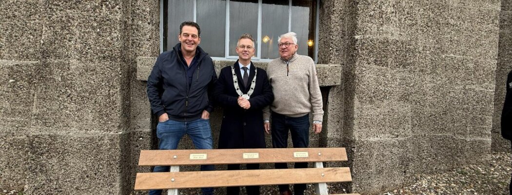 Bankje bij de Watertoren onthuld voor organisatoren Vuur & Licht op het Water