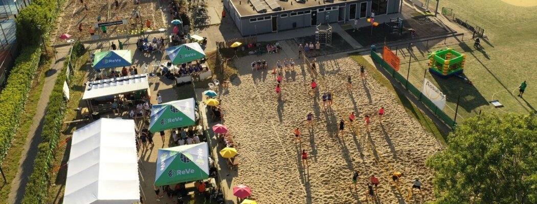 56 teams strijden op het zand tijdens het Assuline Turfstekers Beachtoernooi in Vinkeveen