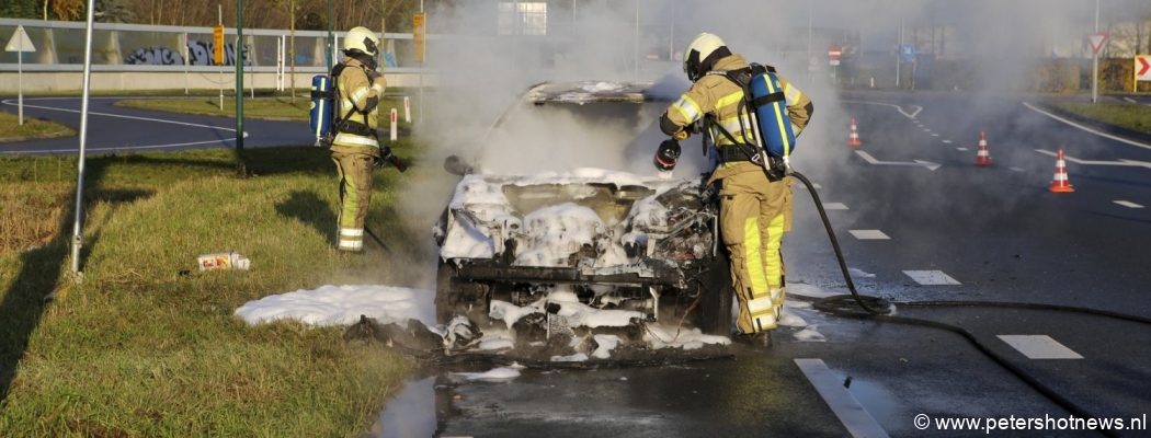 Auto brandt volledig uit in Vinkeveen