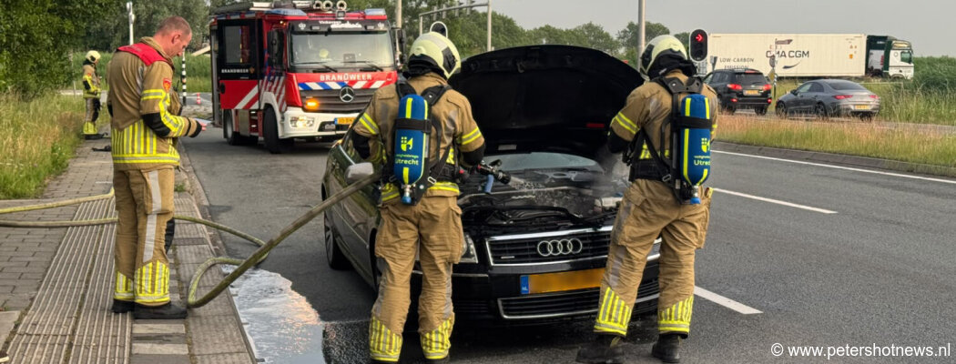 Brandweerman buiten dienst blust eerste vlammen van autobrand bij Vinkeveen