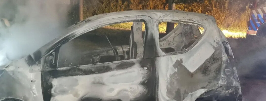 Brandweer blust auto in Vinkeveen