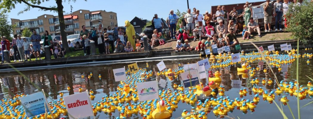 Prachtige dag en hartverwarmende opbrengst bij badeendenrace in Mijdrecht