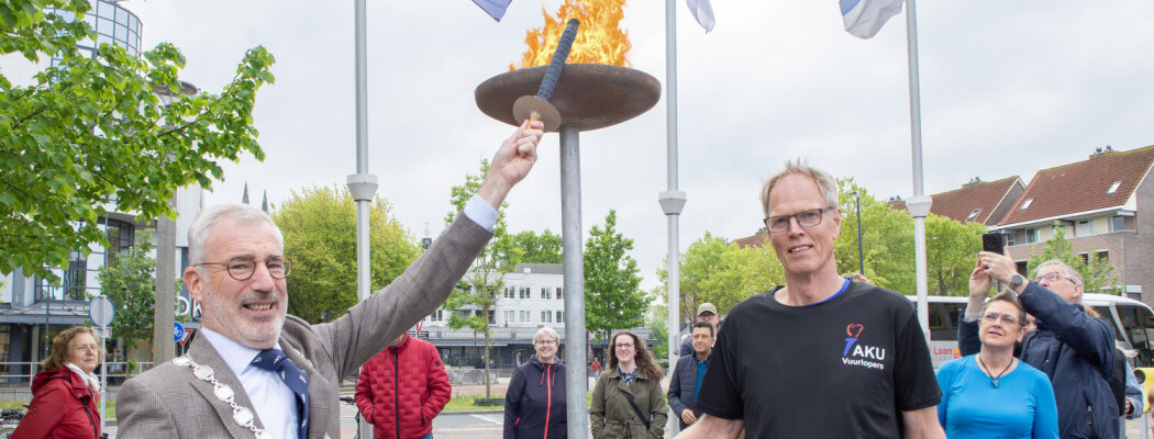 Vrijheidsvuur hardlopend naar Uithoorn gebracht op Bevrijdingsdag