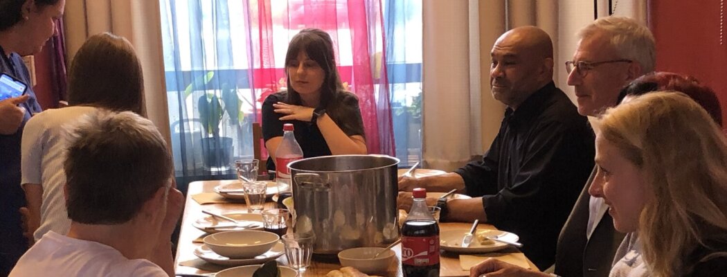Burgemeester en wethouder bezoeken Oekraïense vluchtelingen