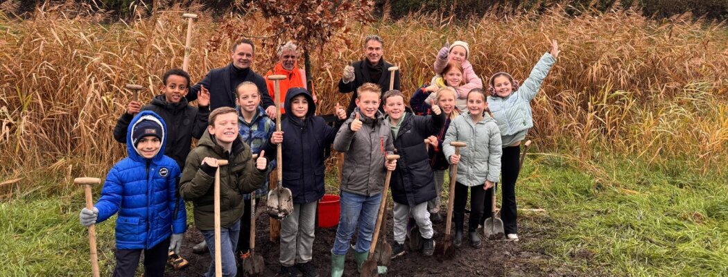 Leerlingen planten bomen tijdens Boomfeestdag