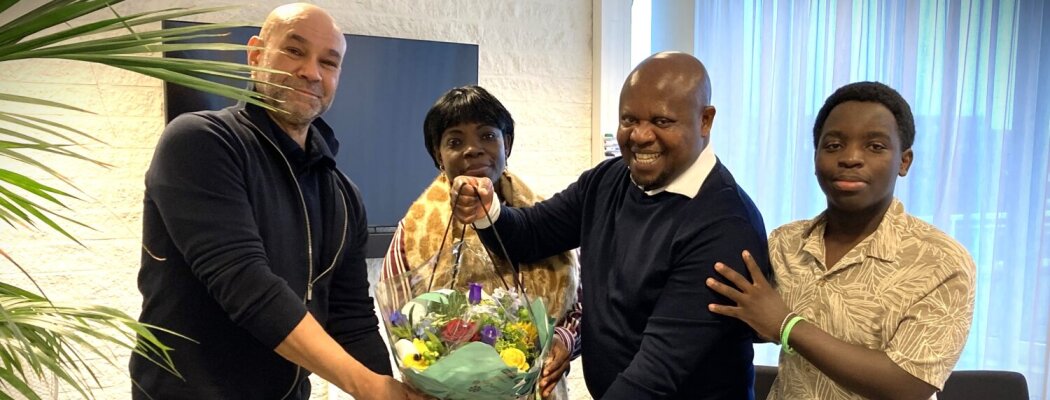 Bloemen voor eerste geslaagde van “Zelfredzaamheidsroute” Uithoorn