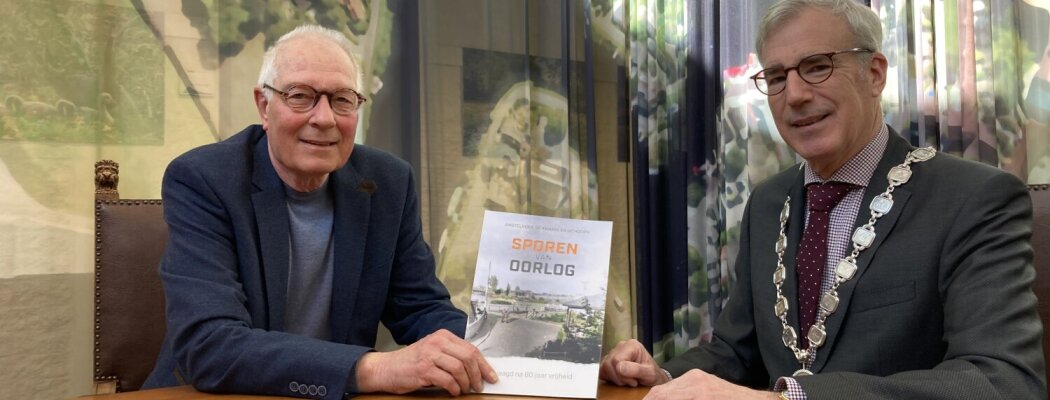 Burgemeester ontvangt oorlogsboek van Chris Woerden