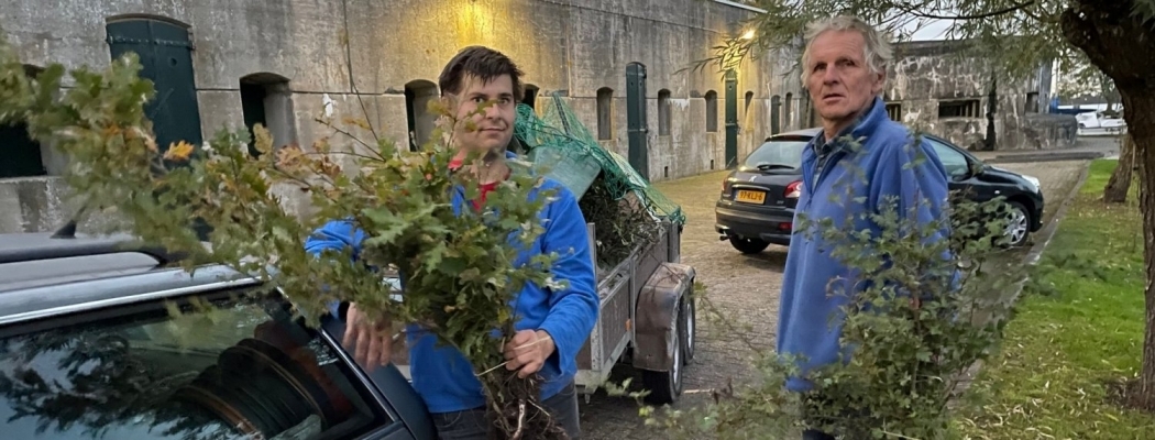 Fort Kudelstaart en MeerGroen delen gratis bomen uit