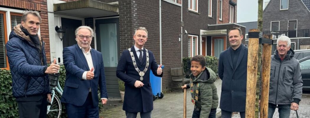 Nationale Boomfeestdag: College plant zes bomen op Lijndraaierhof