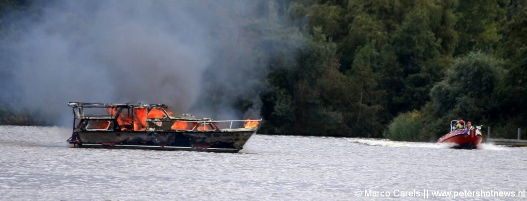 Boot brandt volledig uit in Rijsenhout