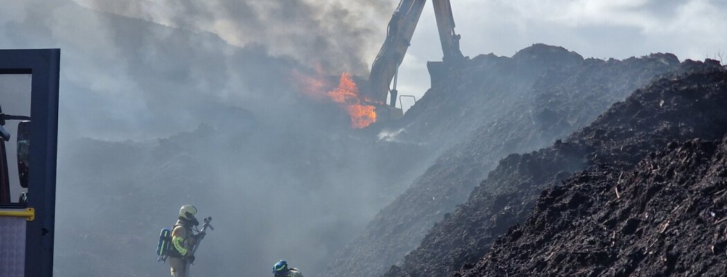 Brandweer rukt uit voor brandende graafmachine langs N201 bij Mijdrecht