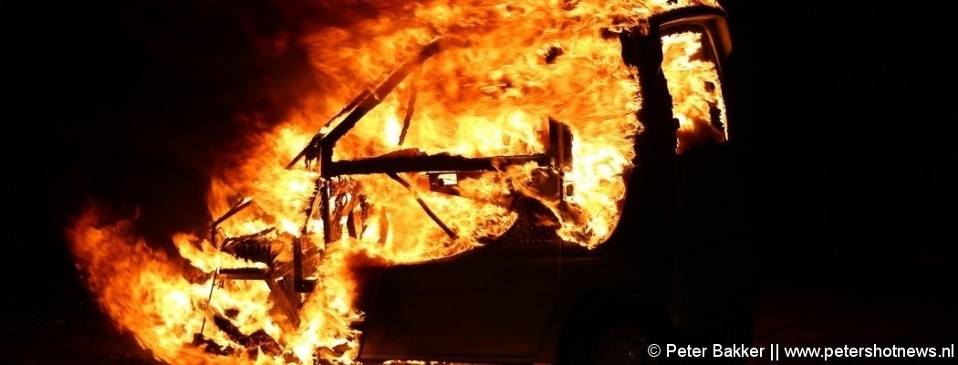 Auto's in brand gestoken in Uithoorn, bushokje gesloopt