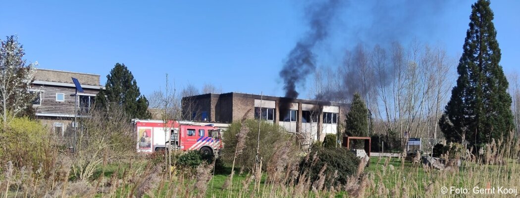 Brand in leegstaande gymzaal van Yuverta in Aalsmeer