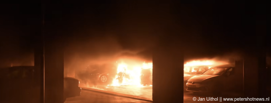 Vier bewoners naar ziekenhuis na brand onder wooncomplex Uithoorn