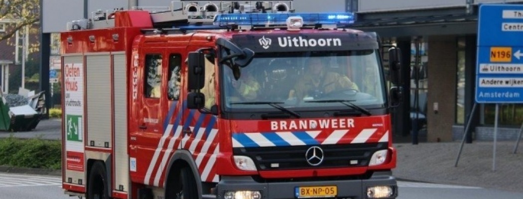 Brandweer haalt bewoner met hoogwerker uit huis Uithoorn