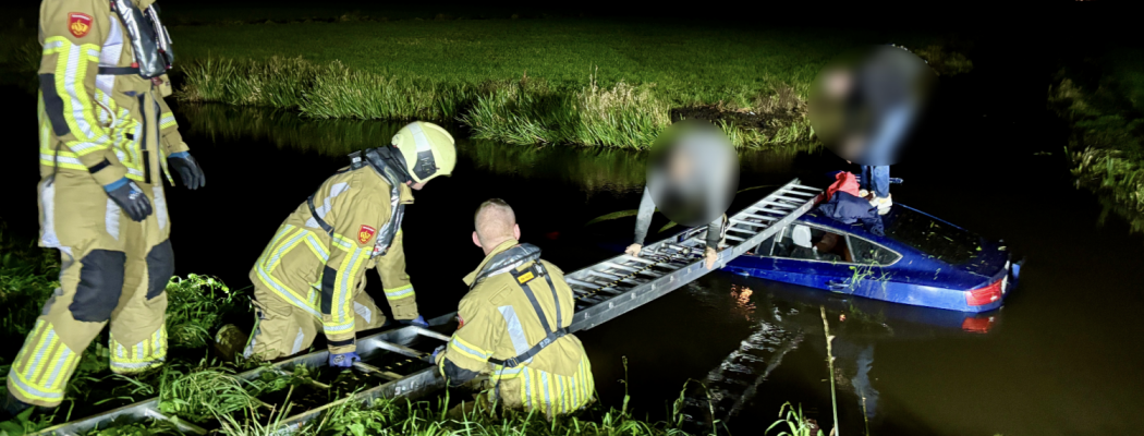 Auto te water langs de snelweg A2
