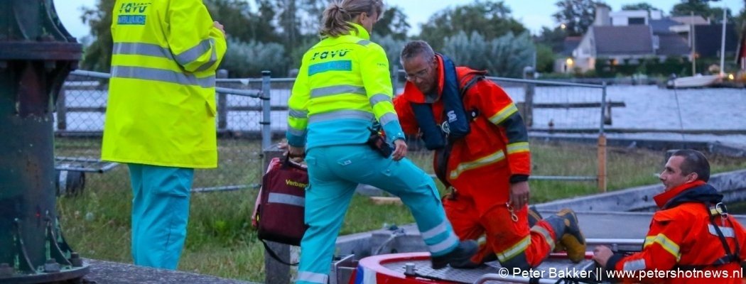 Brandweerboot helpt ambulance voor hulpverlening Vinkeveense Plassen